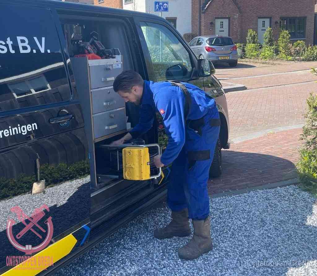 Monteur pakt gereedschap uit de bus, bespaartips voor riool ontstoppen in Breda Monteur pakt gereedschap uit de bus, bespaartips voor riool ontstoppen in Breda