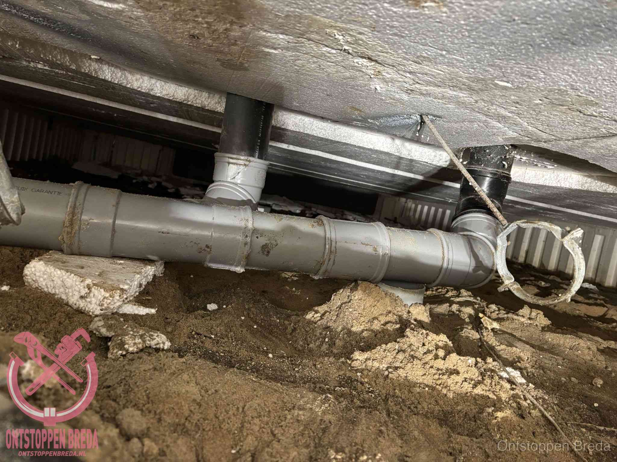 PVC-buizen in de kruipruimte van een gemengd of gescheiden rioolstelsel in Breda PVC-buizen in de kruipruimte van een gemengd of gescheiden rioolstelsel in Breda