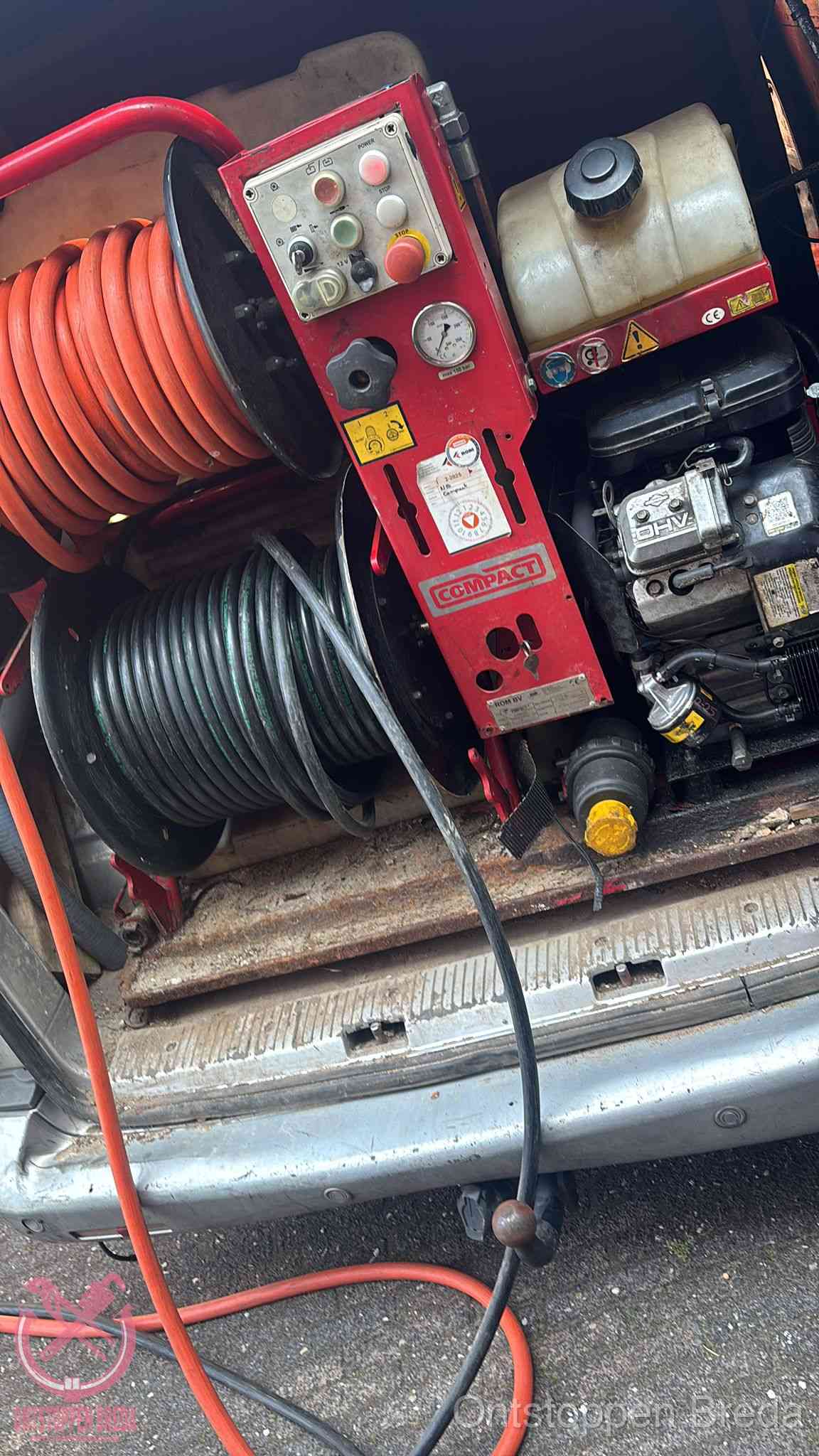 Hogedrukreiniger met slanghaspels in de bus voor het ontstoppen van het riool in Breda Hogedrukreiniger met slanghaspels in de bus voor het ontstoppen van het riool in Breda