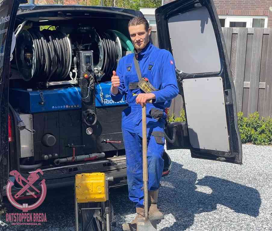 Monteur met duim omhoog bij de rioolreinigingsbus, duidelijke kosten voor riool ontstoppen in Breda Monteur met duim omhoog bij de rioolreinigingsbus, duidelijke kosten voor riool ontstoppen in Breda