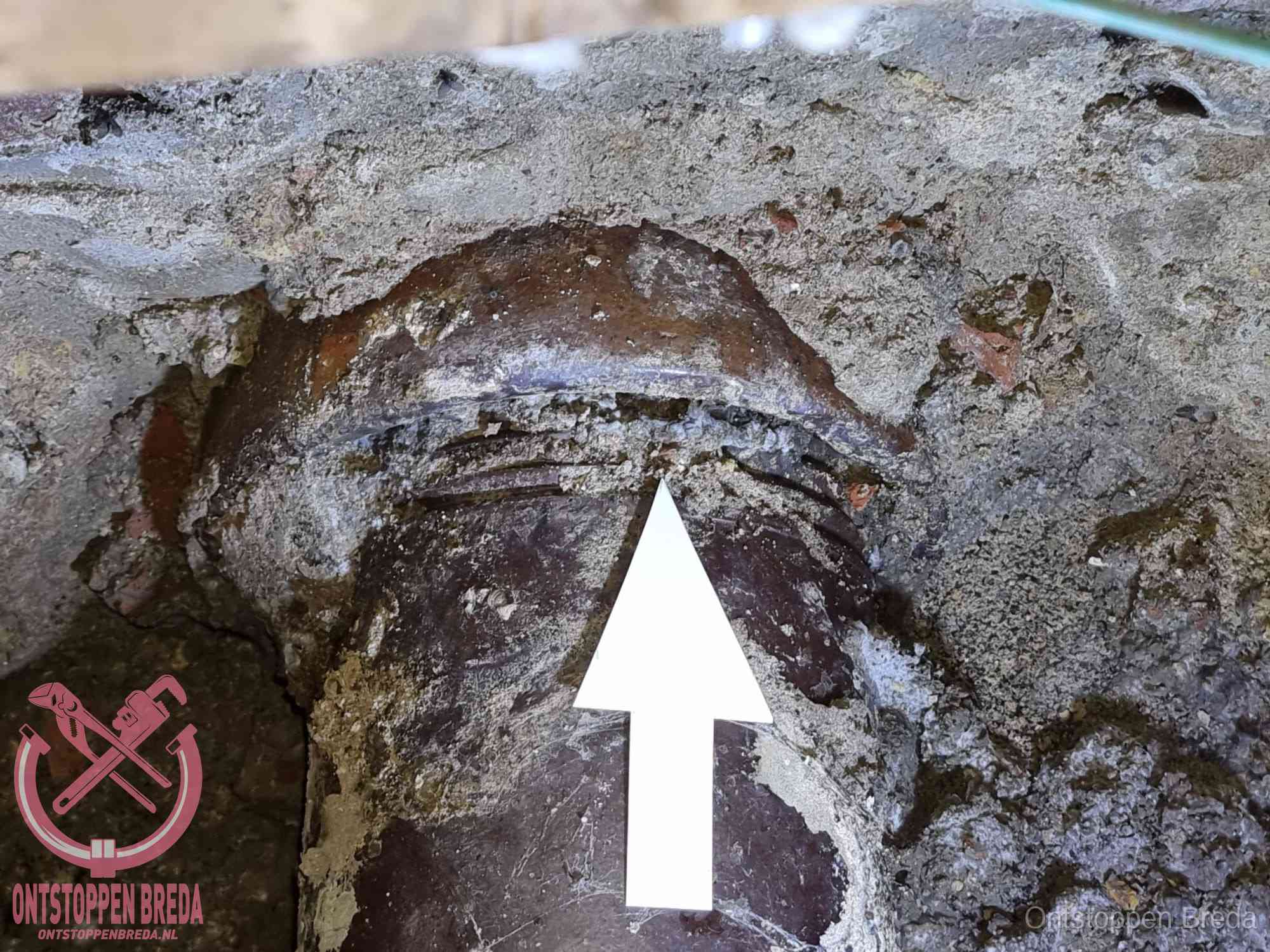 Blootgelegde oude rioolaansluiting met een scheur als oorzaak van een rioolverstopping in Breda Blootgelegde oude rioolaansluiting met een scheur als oorzaak van een rioolverstopping in Breda