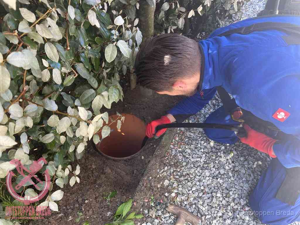 Monteur reinigt een rioolput met een slang, periodieke rioolreiniging in Breda Monteur reinigt een rioolput met een slang, periodieke rioolreiniging in Breda