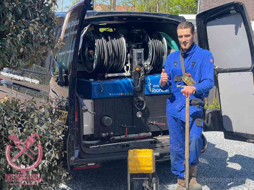Lachende monteur bij de volle rioolreinigingsbus, een professioneel rioolontstoppingsbedrijf in Breda Lachende monteur bij de volle rioolreinigingsbus, een professioneel rioolontstoppingsbedrijf in Breda