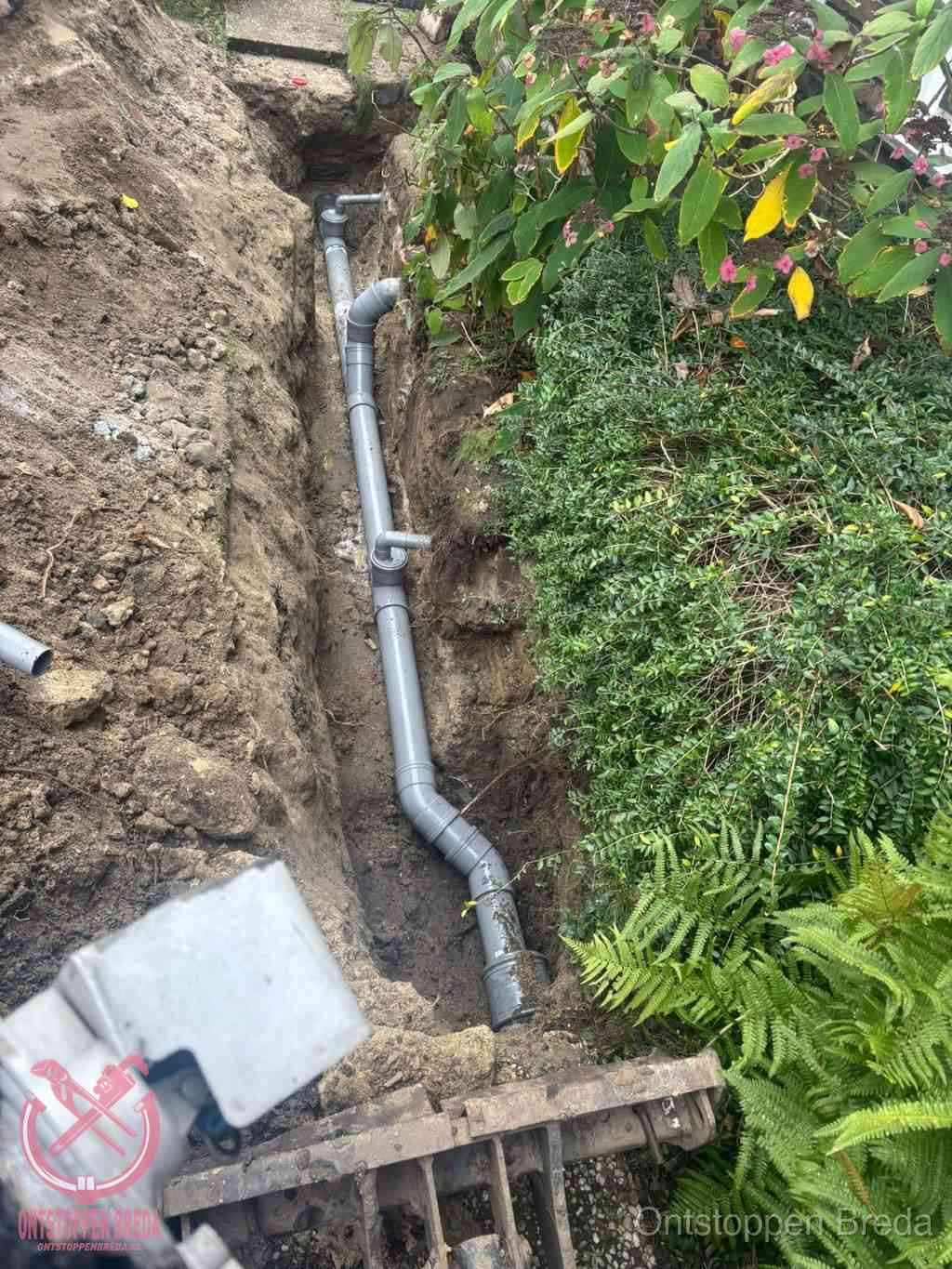 Open sleuf met nieuwe PVC-buizen, riool repareren en vervangen in Breda Open sleuf met nieuwe PVC-buizen, riool repareren en vervangen in Breda