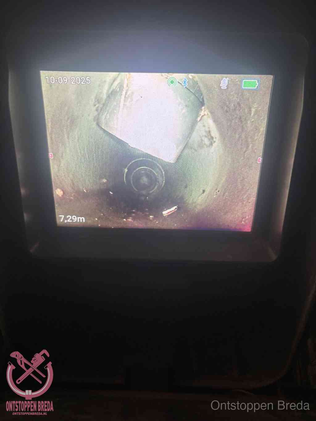 Camerabeeld van een verzakte rioolbuis diep onder de grond, een rioolverzakking in Breda Camerabeeld van een verzakte rioolbuis diep onder de grond, een rioolverzakking in Breda