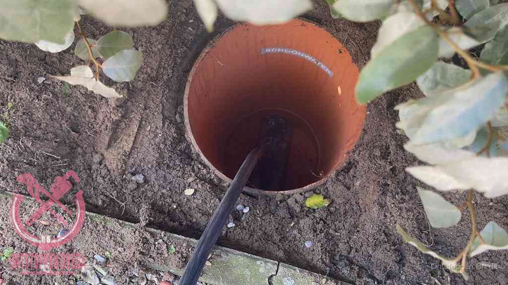 Open inspectieput in de tuin waar een veer rioolvliegjes en stankoverlast aanpakt in Breda Open inspectieput in de tuin waar een veer rioolvliegjes en stankoverlast aanpakt in Breda