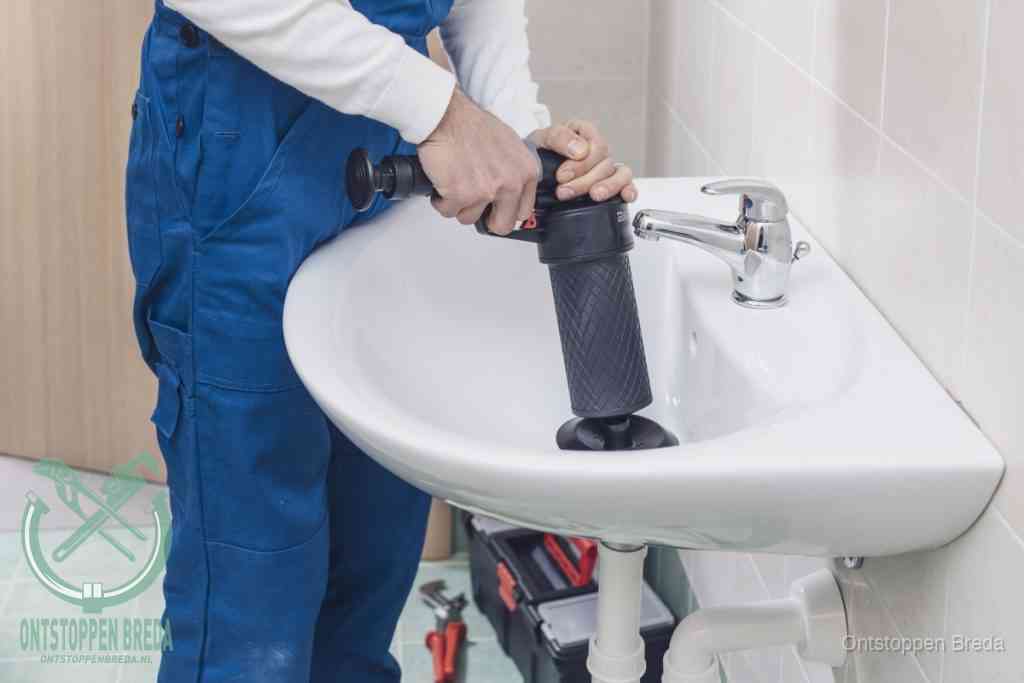 Een te ruwe doe-het-zelf poging met een hand-pomp op de afvoer van een badkamer-wastafel, een van de veelgemaakte fouten bij afvoer ontstoppen in Breda
