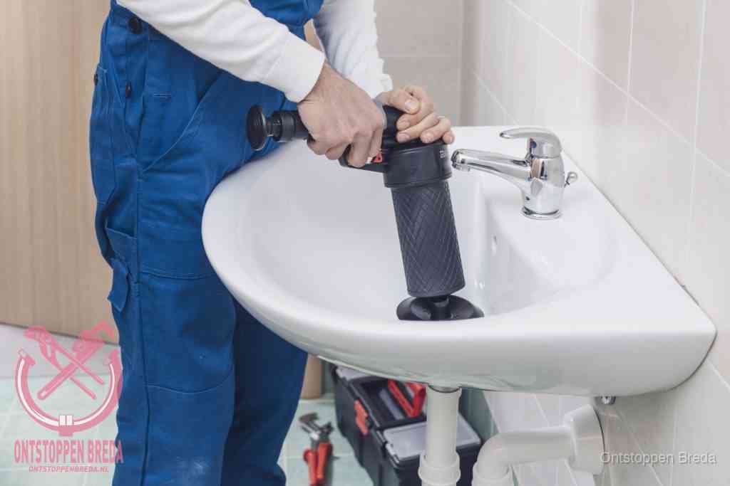 Een te ruwe doe-het-zelf poging met een handmatige perslucht-ontstopper op een sanitair-afvoer, een van de veelgemaakte fouten bij wc ontstoppen in Breda