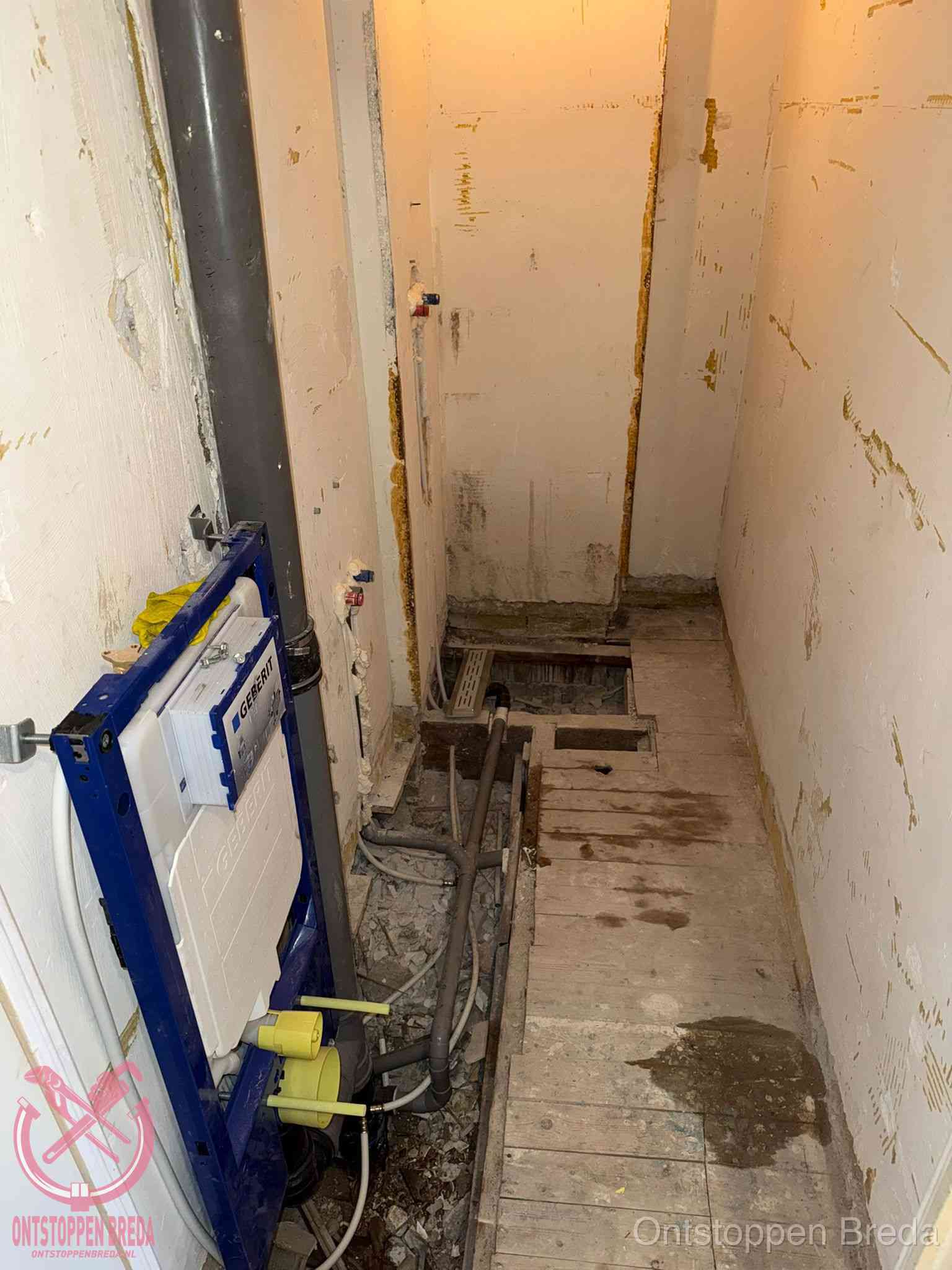 Een opgebroken toiletruimte tijdens renovatie met een Geberit inbouwreservoir en blootliggende oude afvoerleidingen, typisch voor oudere woningen in Breda